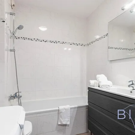 Apartament Spacious Pool And Parking