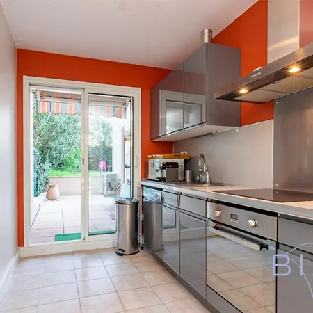 Spacious Pool And Parking Apartament