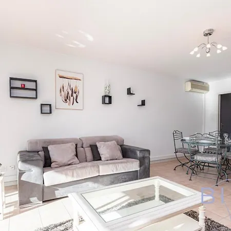 Spacious Pool And Parking Apartament
