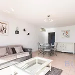 דירה Spacious Pool And Parking