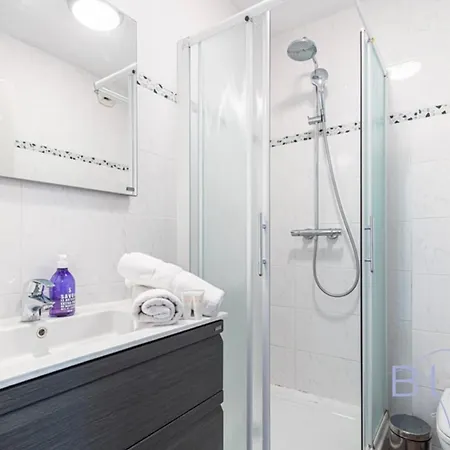 Spacious Pool And Parking *