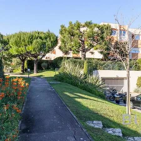 Spacious Pool And Parking