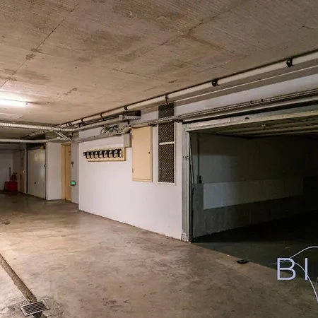Spacious Pool And Parking Apartment