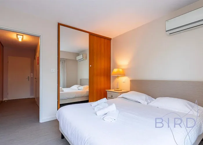 Daire Spacious Pool And Parking *