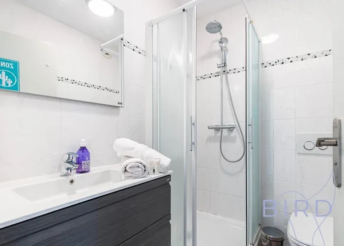 Spacious Pool And Parking *